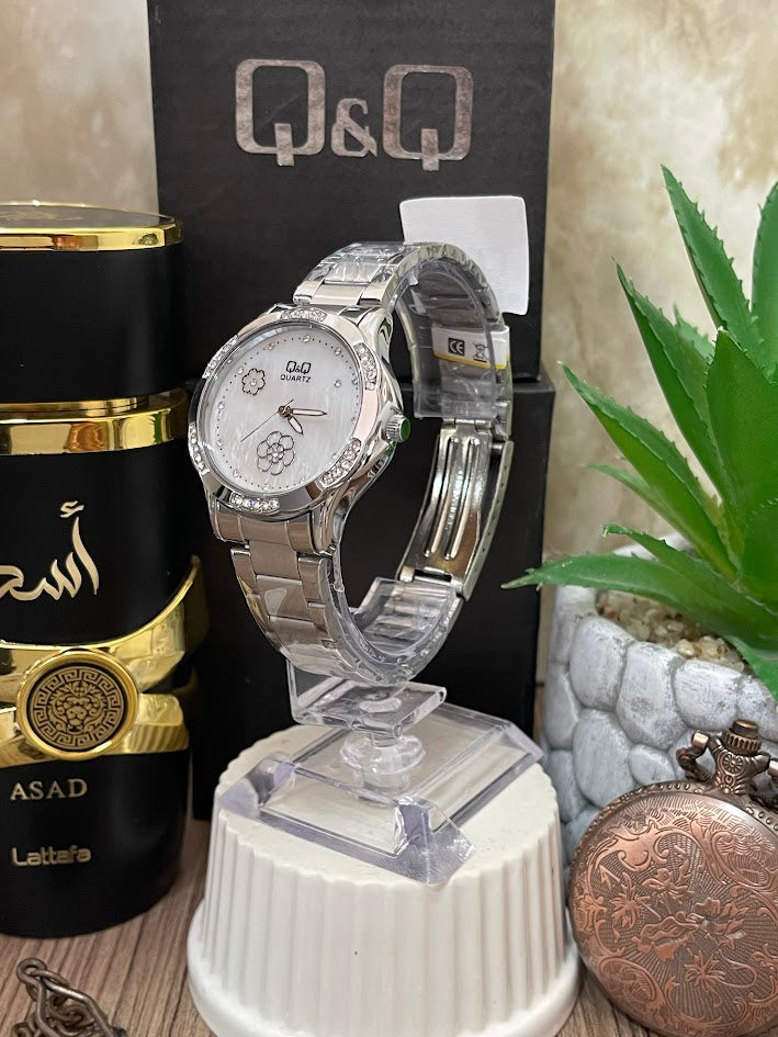 RELOJ QYQ DAMA PLATEADO DETALLES EN FLORES