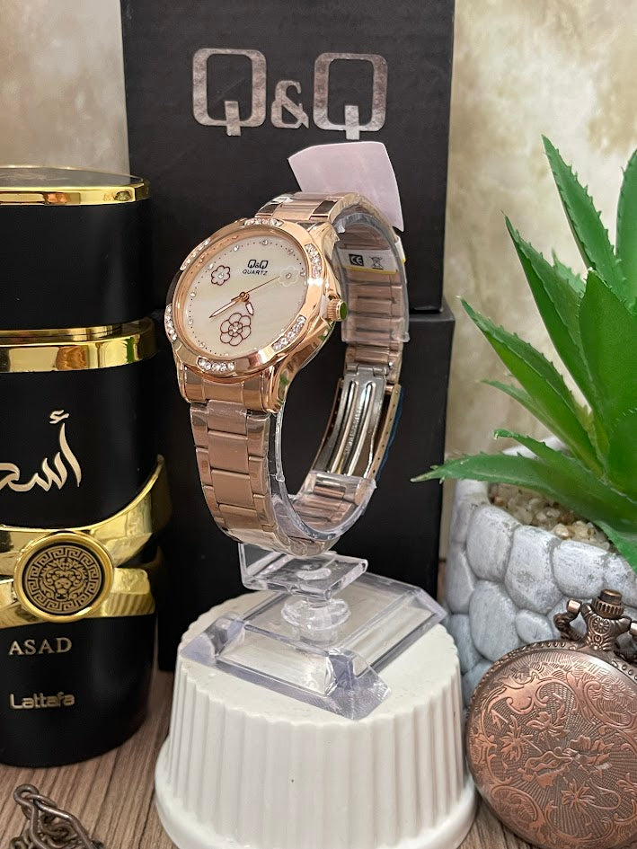 RELOJ QYQ ORO ROSA DETALLE DE FLORES