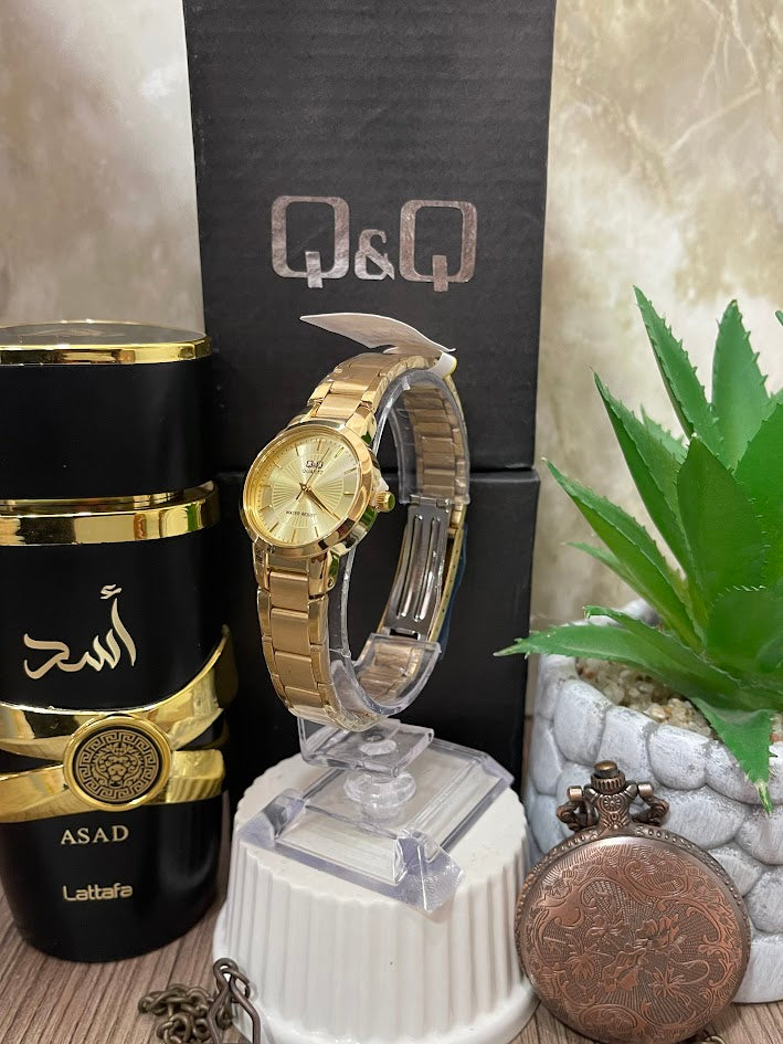RELOJ QYQ DAMA DORADODETALLES EN LA ESFERA