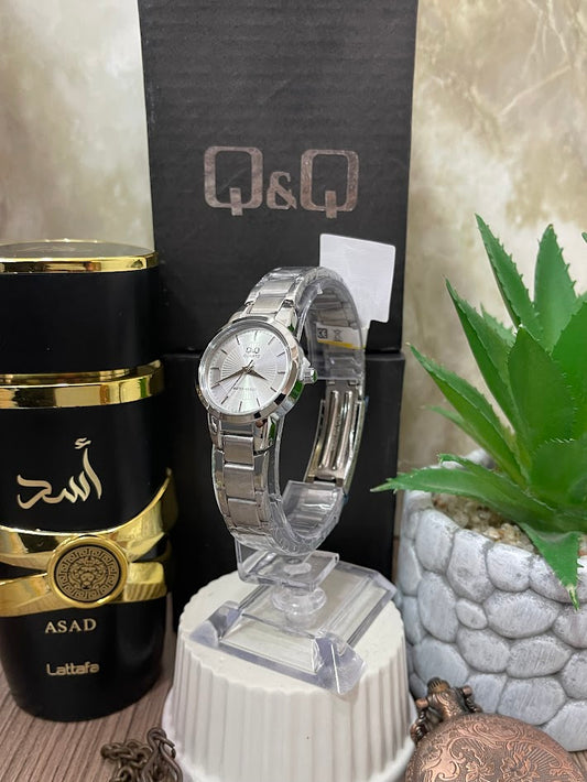 RELOJ QYQ DAMA PLATEADO DETALLES EN LA ESFERA