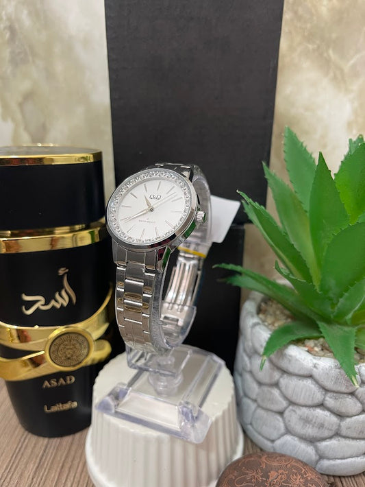 RELOJ QYQ DAMA PLATEADO DETALLES EN PIEDRAS