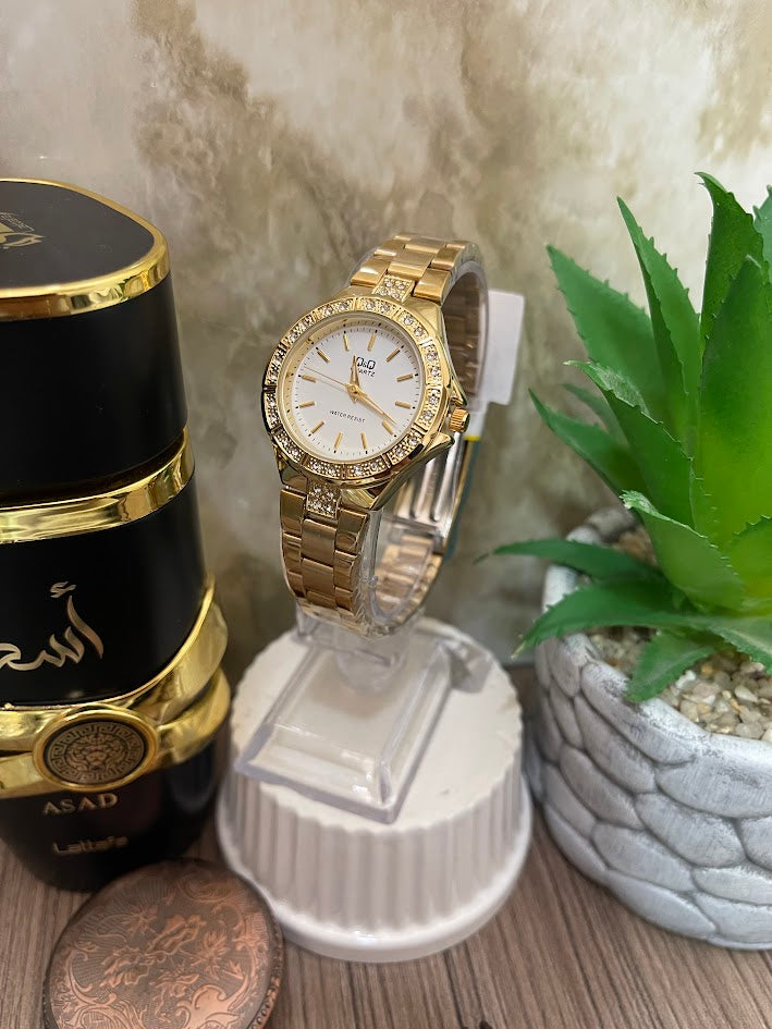 RELOJ QYQ DAMA DORADO CON LINDOS DETALLES DE PIEDRAS