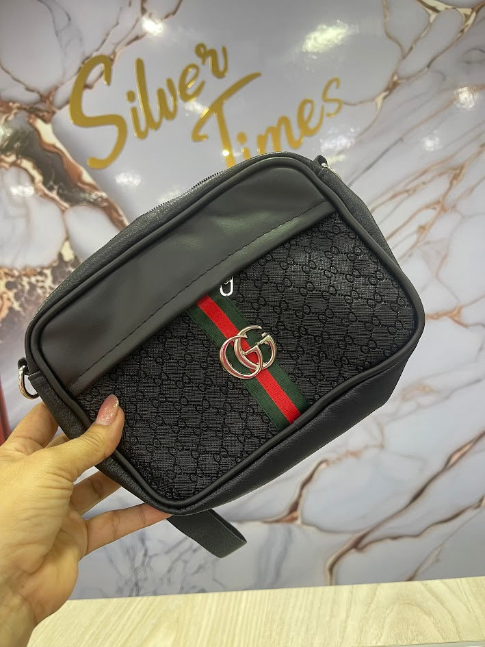 BOLSO NEGRO GICCI FRANJA VERDE Y ROJA