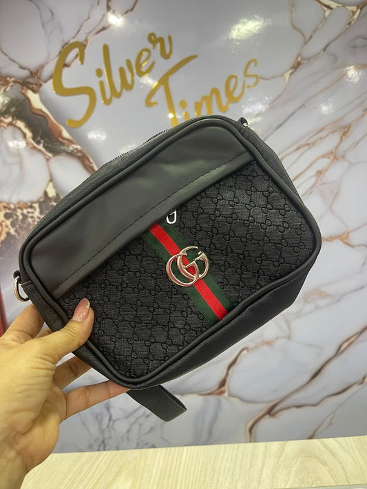 BOLSO NEGRO GICCI FRANJA VERDE Y ROJA