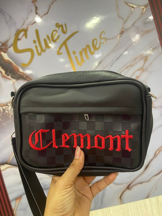 BOLSO CLEMONT NEGRO LETRAS ROJAS