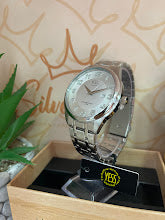 RELOJ YESS PLATEADO ESFERA PLATEADA CON NUMEROS Y24076