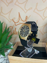 RELOJ YESS DORADO ESFERA NEGRA MANILLA CILICONA NEGRA 250538