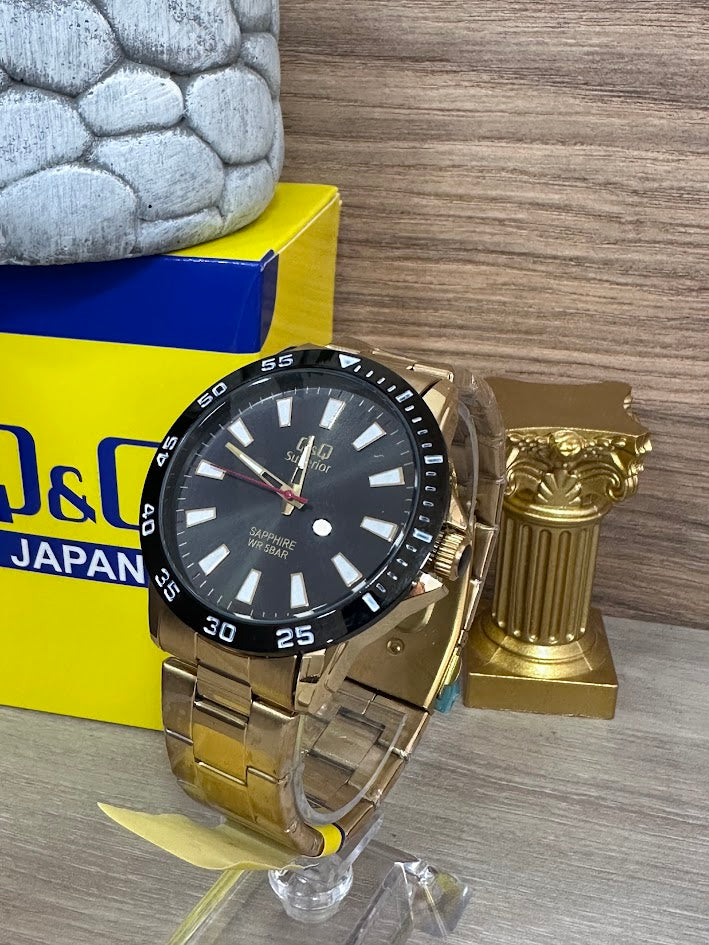 RELOJ QYQ DORADO ARO NEGRO FONDO NEGRO