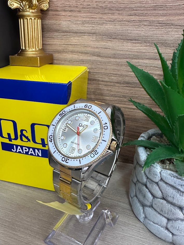 RELOJ QYQ BICOLOR FONDO PLATEADO ARO BLANCO