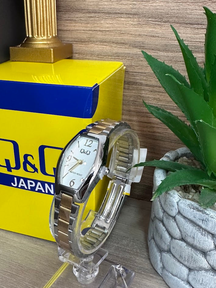 RELOJ DAMA QYQ BICOLOR OVALADO FONDO BLANCO