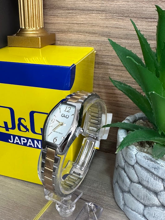 RELOJ DAMA QYQ BICOLOR OVALADO FONDO BLANCO