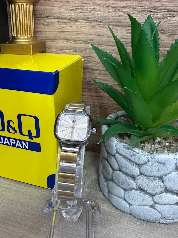 RELOJ QYQ DAMA CUADRADO PEQUEÑO BICOLOR FONDO PLATEADO