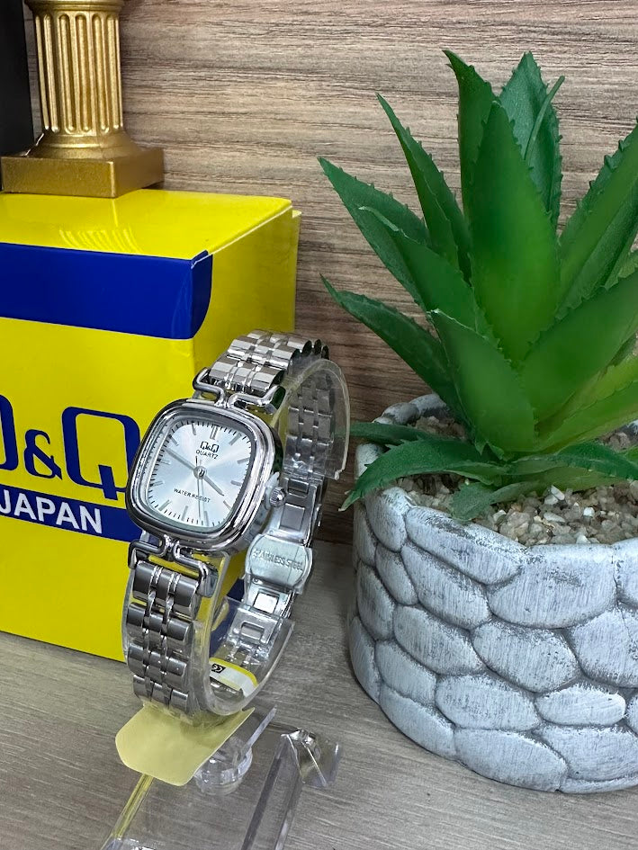 RELOJ QYQ DAMA PLATEADO CUADRADO FONDO PLATEADO