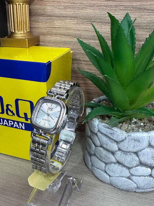 RELOJ QYQ DAMA PLATEADO CUADRADO FONDO PLATEADO