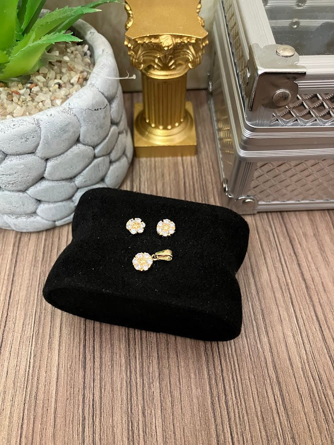 JUEGO FLOR MICRCOCIRCON 7MM ORO LAMINADO