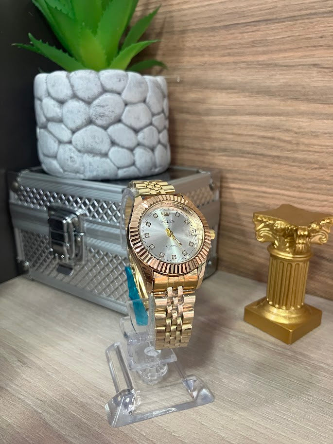 RELOJ ROLEX DAMA DORADO DETALLES EN PIEDRA FONDO PLATEADO