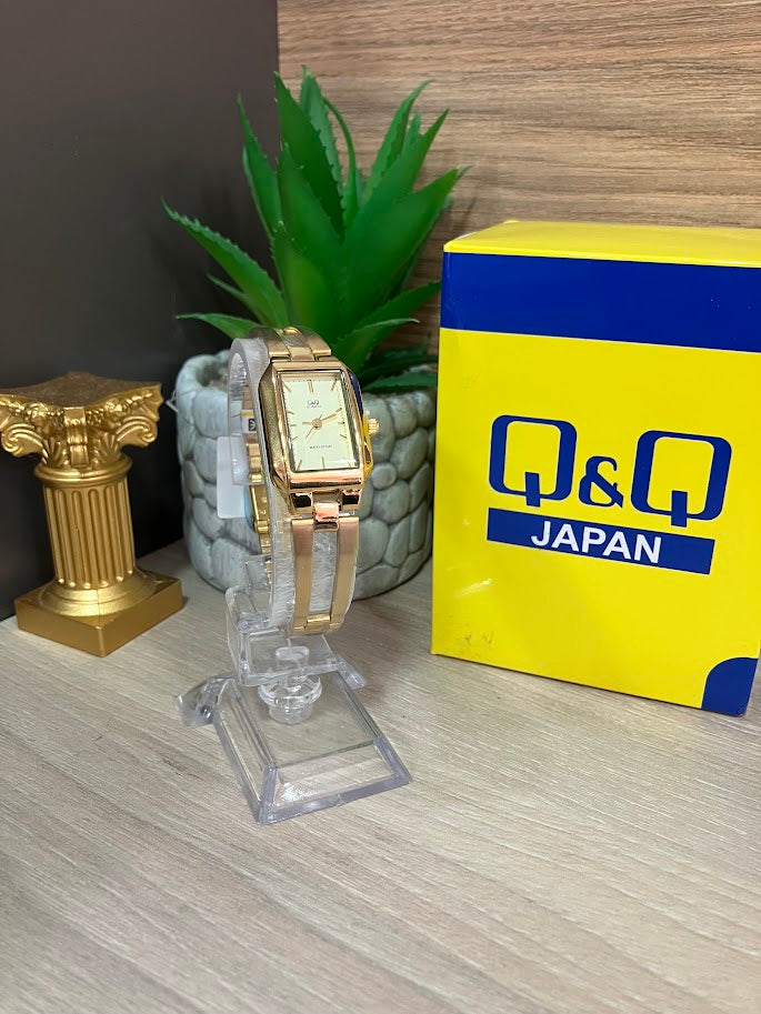 RELOJ QYQ DAMA CUADRADO DORADO FONDO DORADO