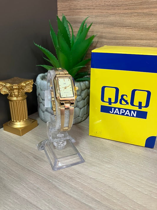 RELOJ QYQ DAMA CUADRADO DORADO FONDO DORADO