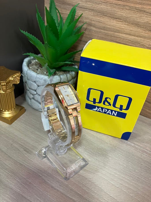 RELOJ QYQ DAMA CUADRADO DORADO FONDO PLATEADO