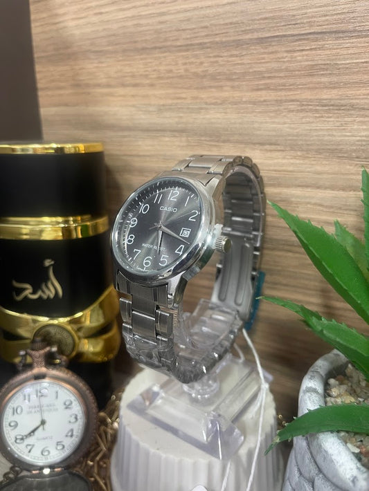 RELOJ CASI CABALLERO PLATEADO CON NEGRO
