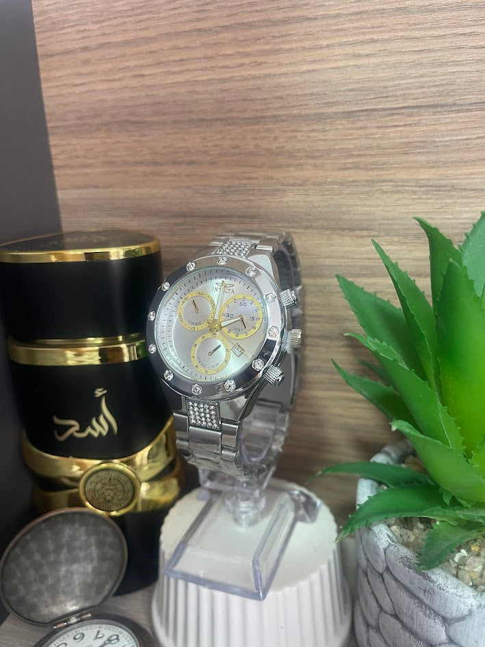 RELOJ INVICTA PLATEADO CON DETALLES DORADOS