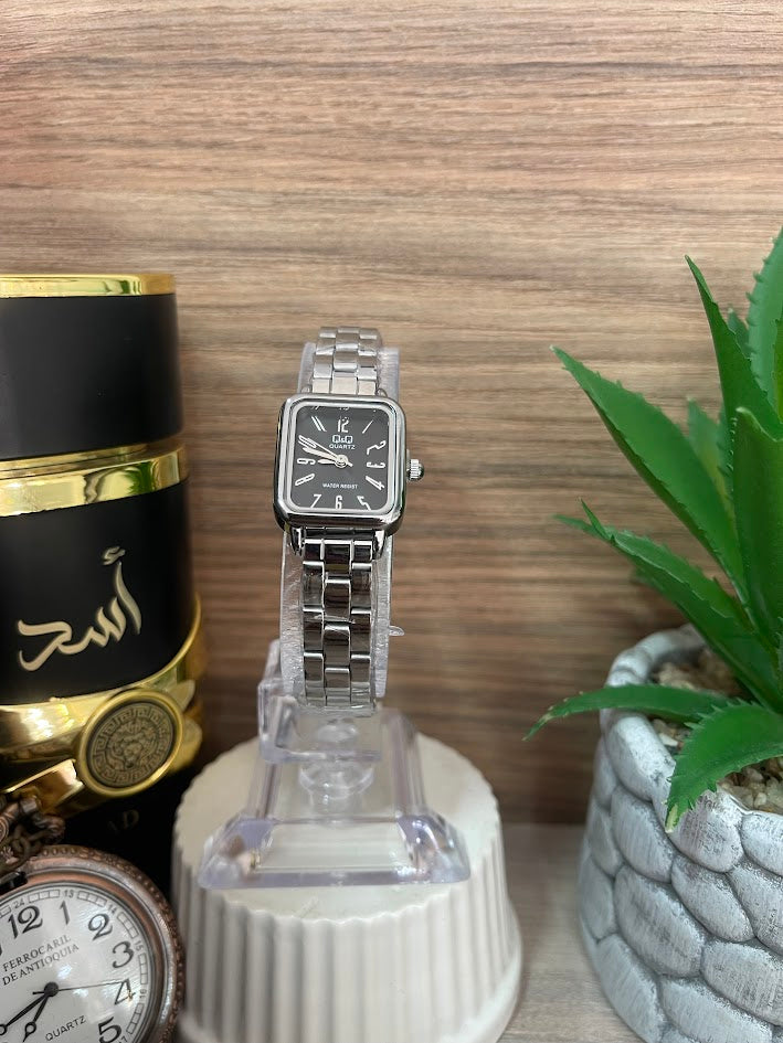 RELOJ QYQ DAMA CUADRADO PLATEADO TALCO NEGRO