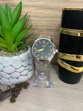 RELOJ LIMITED CABALLERO PLATEADO FONDO NEGRO DETALLES DORADOS