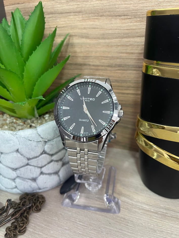 RELOJ LIMITED PLATEADO REDONDO FONDO NEGRO