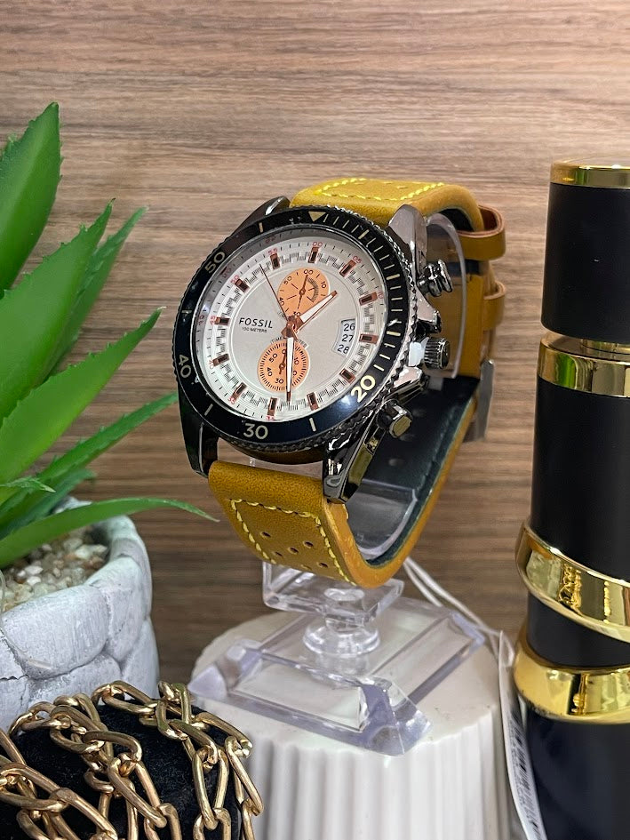 RELOJ FOSIL NEGRO MANILLA AMARILLA