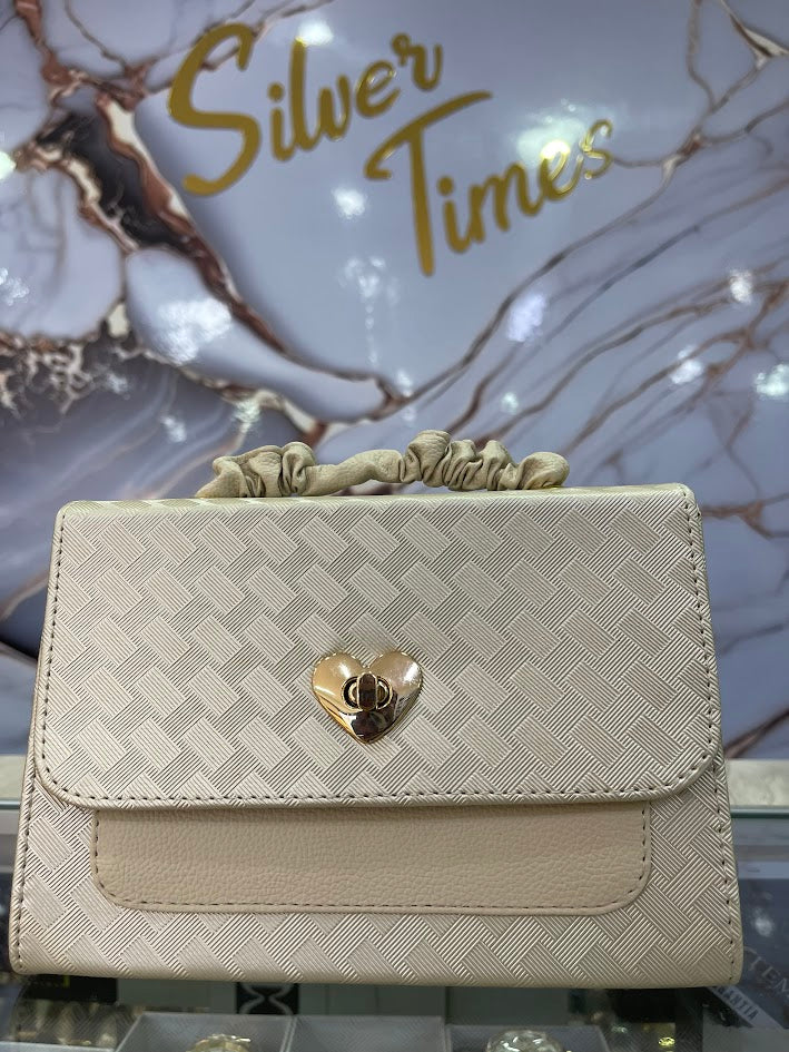 BOLSO DAMA BEIS DETALLE DE CORAZON