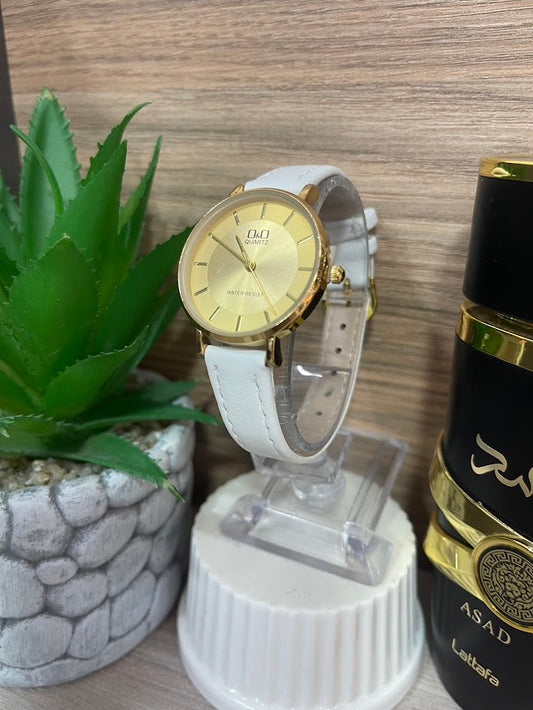 RELOJ QYQ DAMA DORADO MANILLA DE CUERO BLANCO