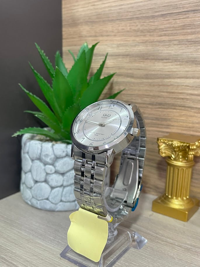 RELOJ QYQ CABALLERO PLATEADO NUMEROS COMPLETOS