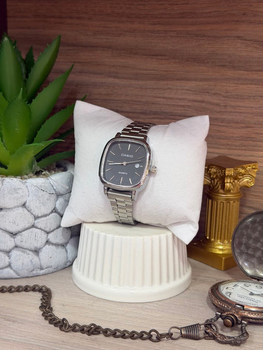 RELOJ CASIO DAMA PLATEADO TABLERO NEGRO