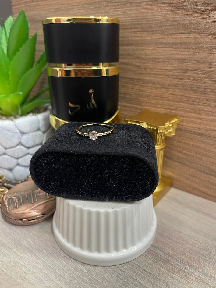 ANILLO CIRCON CENTRO REDO AF LADOS CIRCON ORO LAMINADO