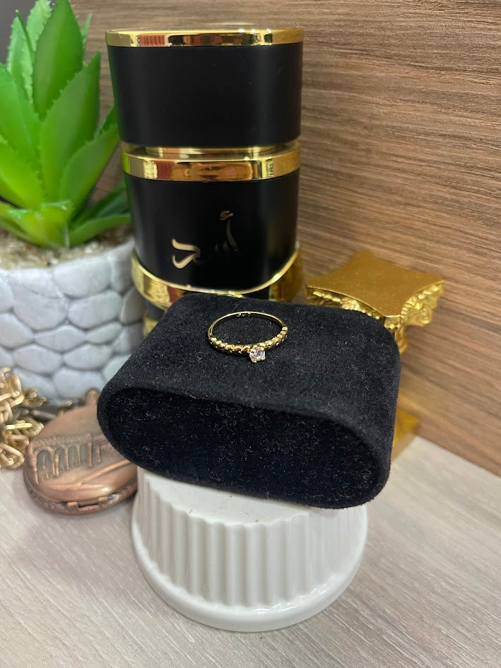 ANILLO SOLITARIO CIRCON LADO CORAZON ORO LAMINADO