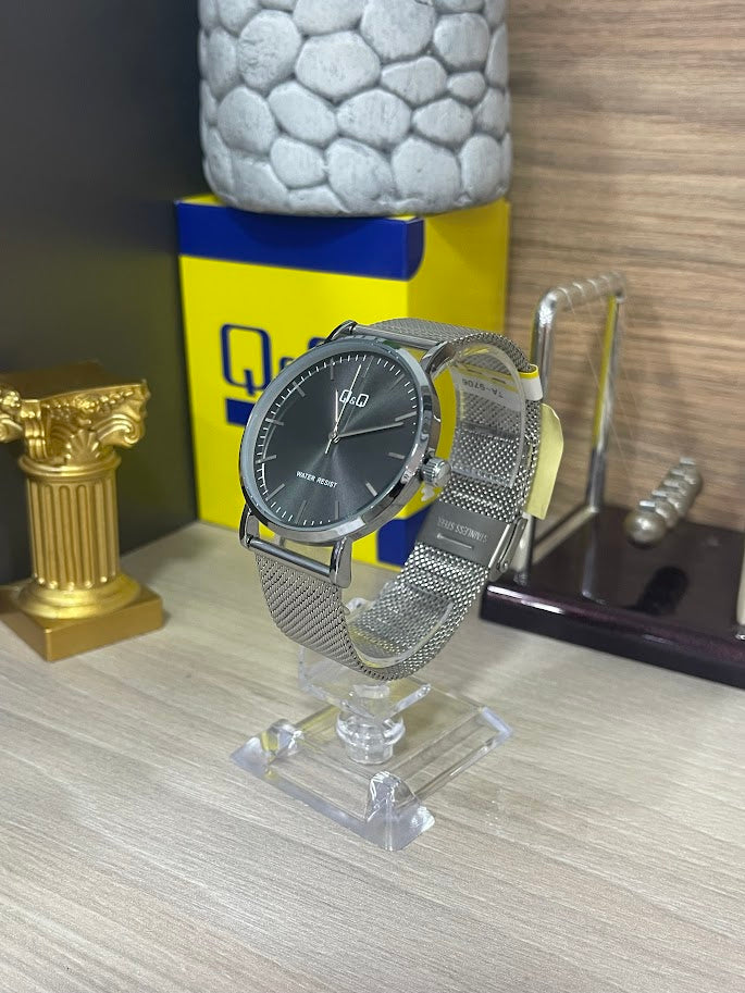RELOJ QYQ CABALLERO PLATEADO ESFERA NEGRA NANILLA TEJIDA