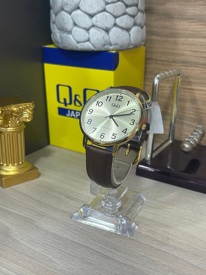 RELOJ QYQ CABALLERO MANILLA EN CUERO COLOR CAFE NUMEROS GRANDES