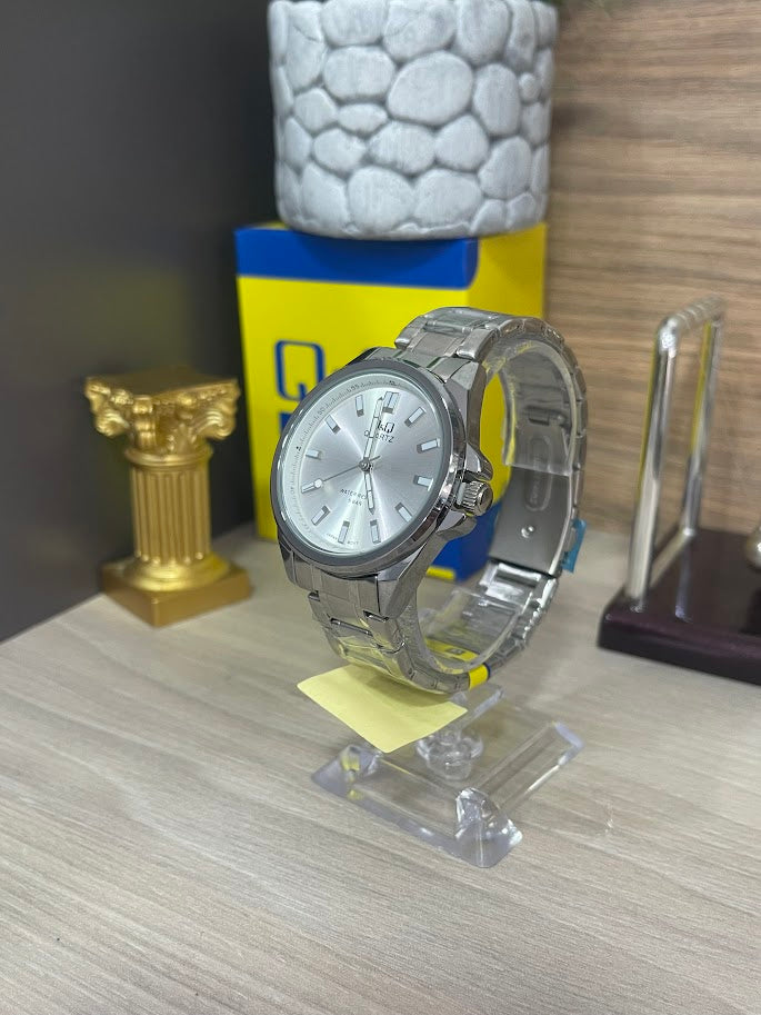 RELOJ QYQ CABALLERO PLATEADO DETALLES BLANCOS