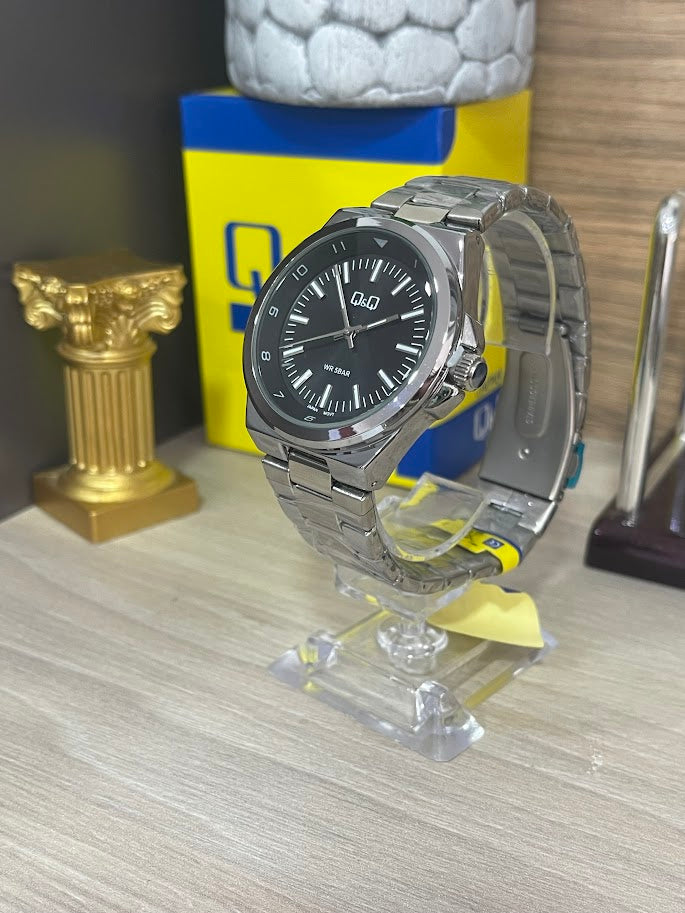 RELOJ QYQ CABALLERO PLATEADO CARA NEGRA