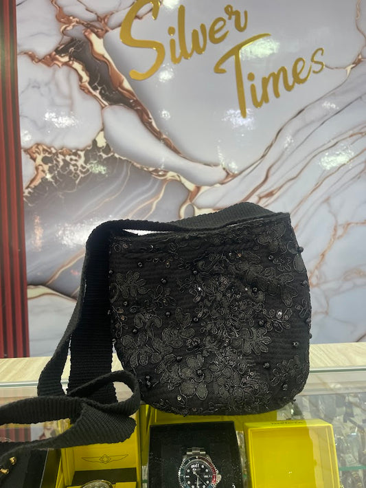 BOLSO ESTILO MOCHILA NEGRA CON DETALLES BRILLANTES