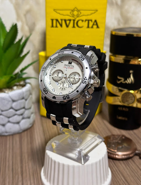Invicta Plateado Esfera Blanca Manilla Silicona Negra V5
