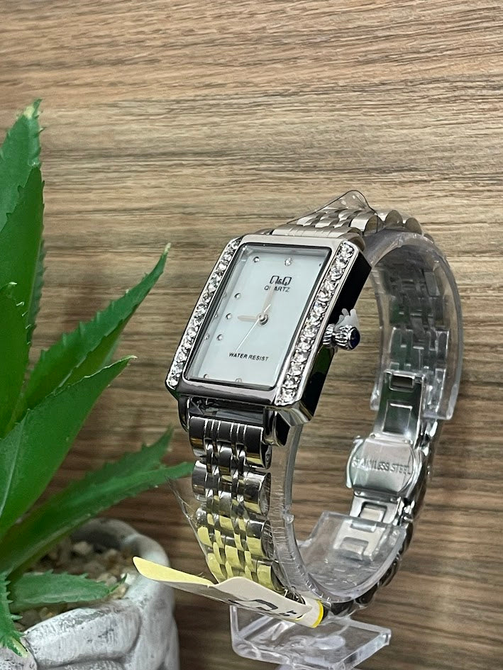 RELOJ QYQ DAMA PLATEADO RECTANGULAR DIAMANTADO
