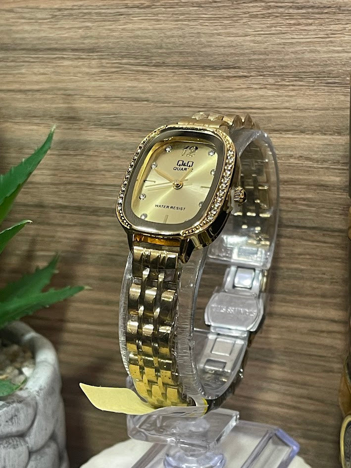 RELOJ QYQ DAMA DORADO OVALADO CON BRILLANTES