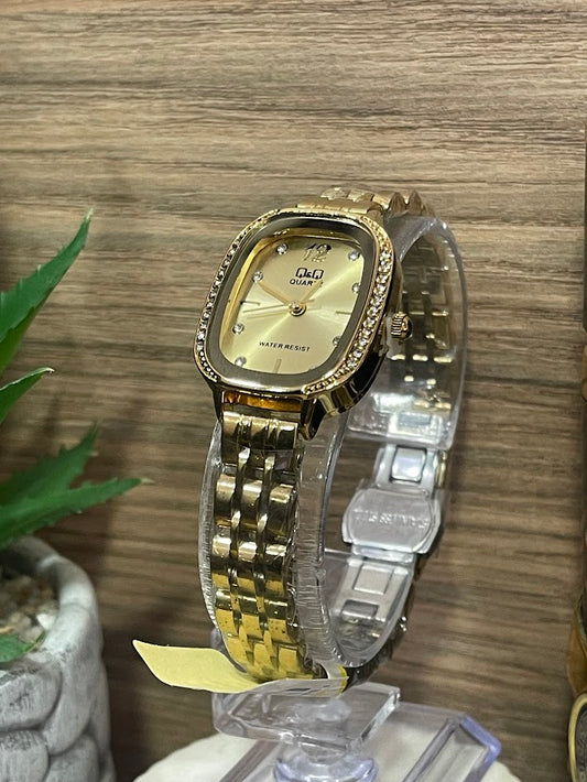 RELOJ QYQ DAMA DORADO OVALADO CON BRILLANTES