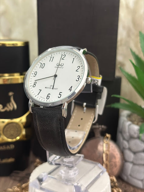 QYQ CABALLERO REDONDO MANILLA DE CUERO FONDO BLANCO