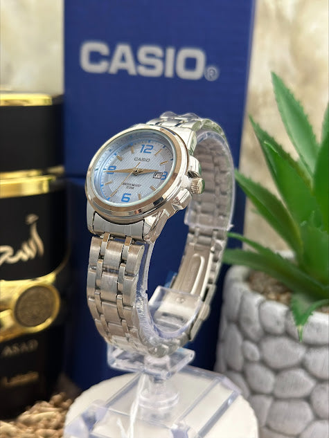 CASIO DAMA MEDIANO PLATEADO ESFERA AZUL CON CALENDARIO