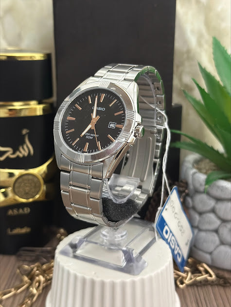 CASIO CABALLERO PLATEADO ESFERA NEGRA NUMEROS EN LINEAS ORO ROSA