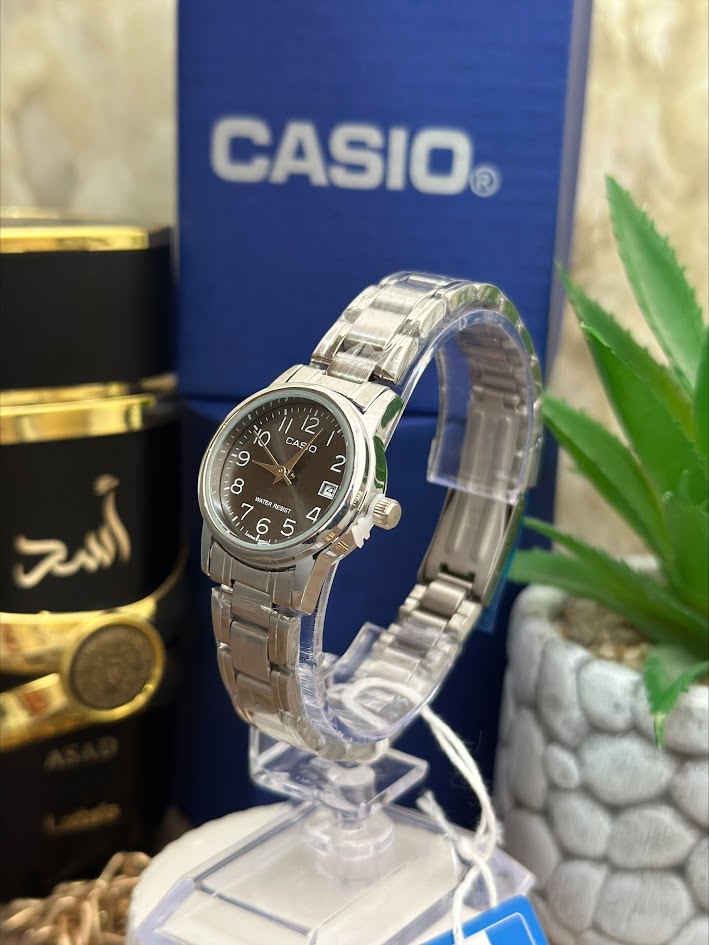 CASIO PLATEADO ESFERA NEGRA NUMEROS Y CALENDARIO