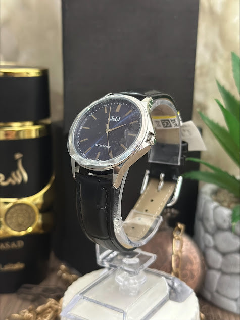 QYQ DAMA MANILLA NEGRA DE CUERO FONDO AZUL