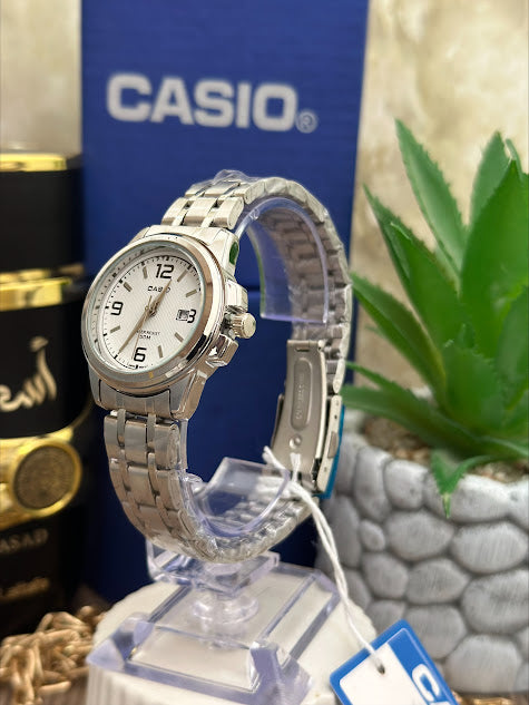 CASIO DAMA PLATEADO ESFERA BLANCA CON CALENDARIO